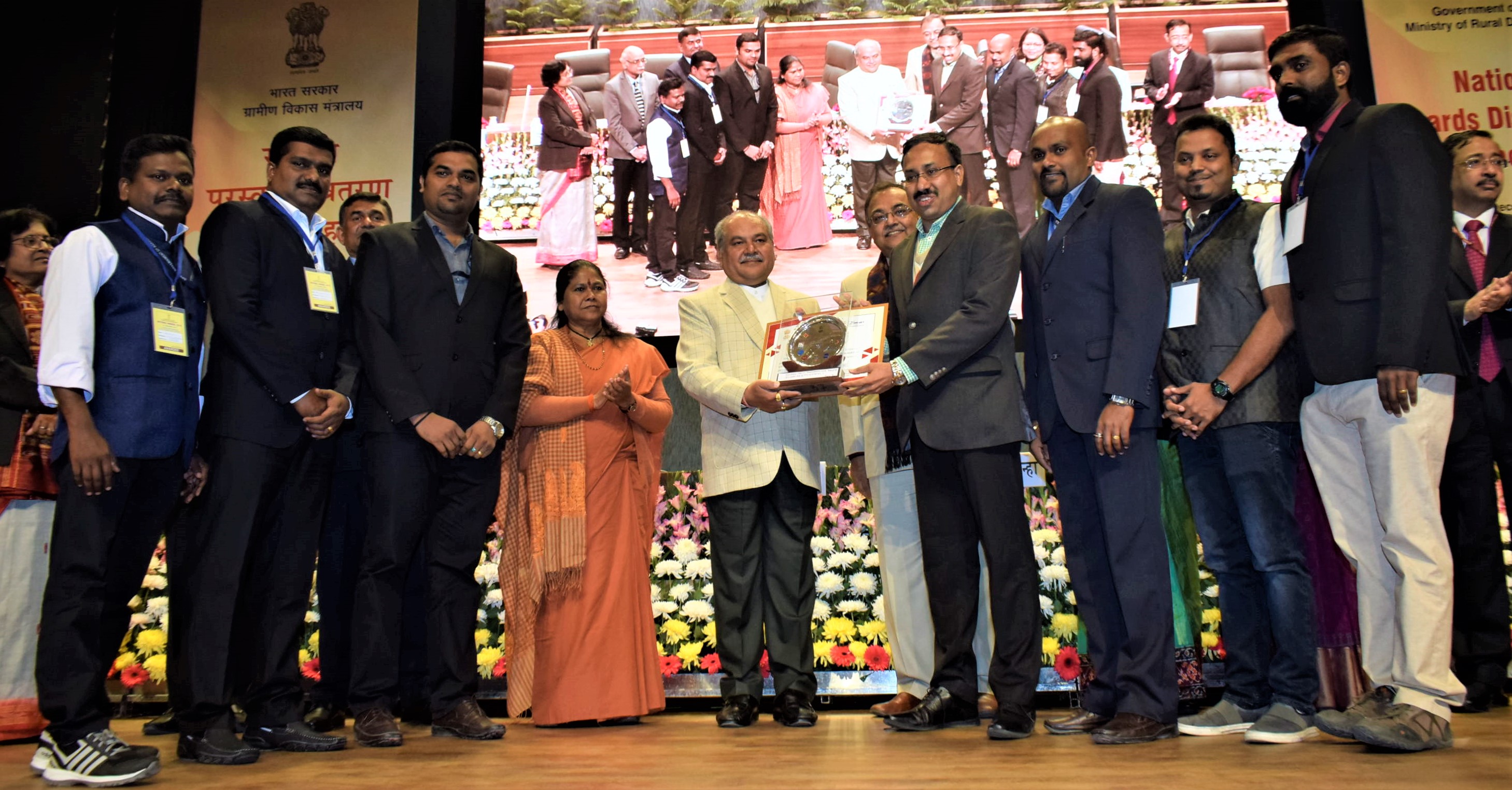 KUDUMBASHREE TEAM RECEIVING AWARD