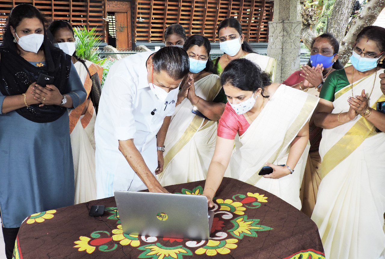 കുടുംബശ്രീ സംഘടിപ്പിക്കുന്ന 'ഓണം ഉത്സവ്' ഓണ്‍ലൈന്‍ ഷോപ്പിങ്ങ് ഫെസ്റ്റിവലിന്‍റെ ഉദ്ഘാടനം തദ്ദേശ സ്വയംഭരണ വകുപ്പ് മന്ത്രി എം.വി ഗോവിന്ദന്‍ മാസ്റ്റര്‍ നിര്‍വഹിക്കുന്നു. കുടുംബശ്രീ എക്സിക്യൂട്ടീവ് ഡയറക്ടര്‍ പി.ഐ ശ്രീവിദ്യ സമീപം.
