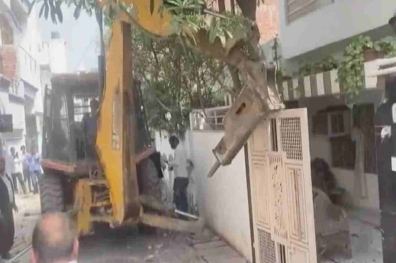 UP police bulldozer action over Atiq Ahmed aid house