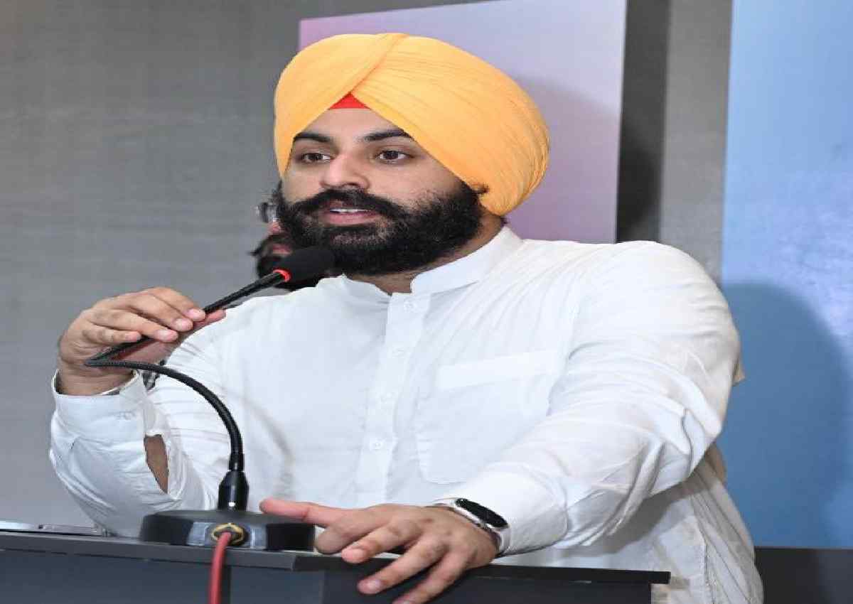 AAp education minister tours gov schools