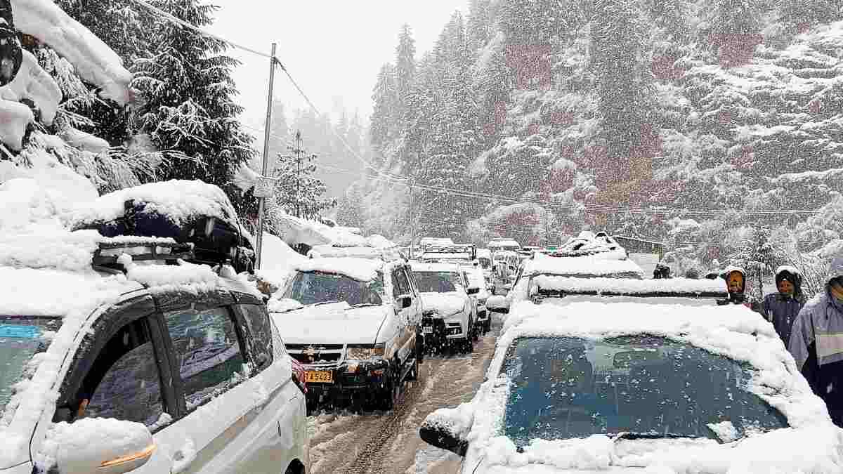Police on a strict vigil against traffic rule offenders in Uttarakhand.
