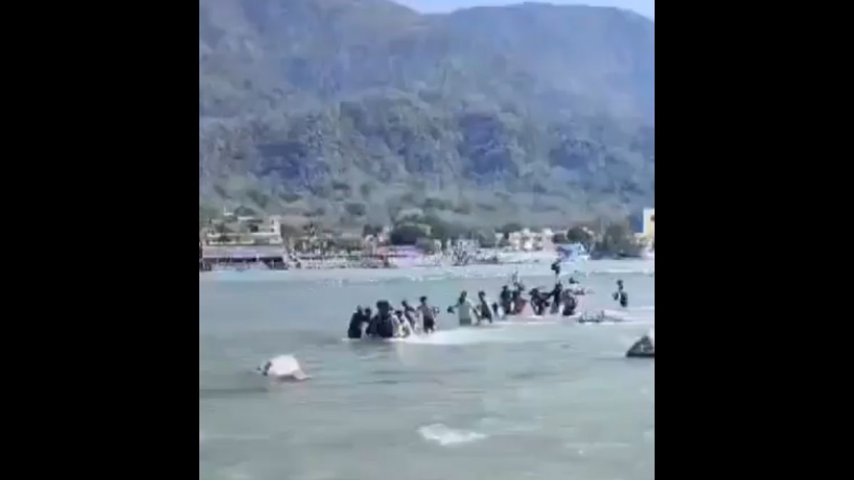 Rishikesh: 100 Devotees Stranded In Ganga River Rescued By Police – What Went Wrong? | WATCH Video
