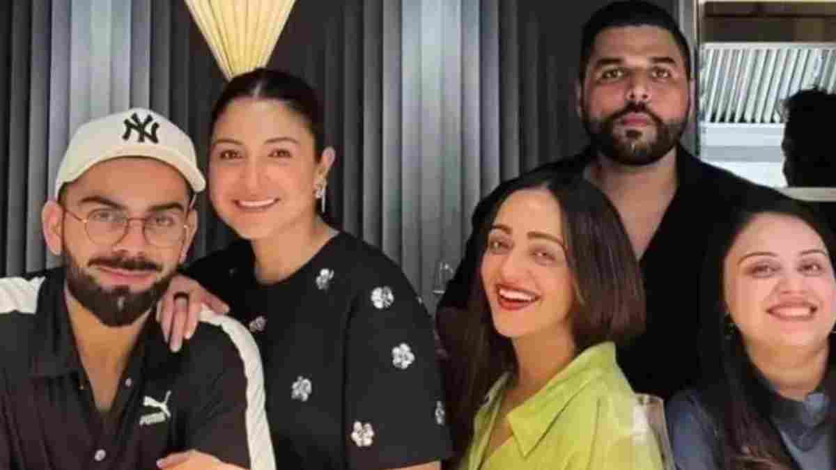 Nikhil Sosale with his wife Malvika Nayak, Virat Kohli and Anushka Sharma