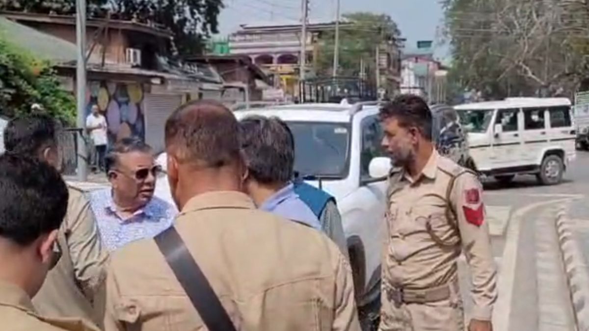 Jammu And Kashmir Police Detain PDP Leaders As Protest March Is Foiled In Srinagar